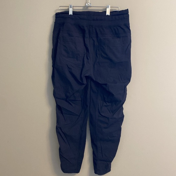 Lululemon - Picture 2 of 4